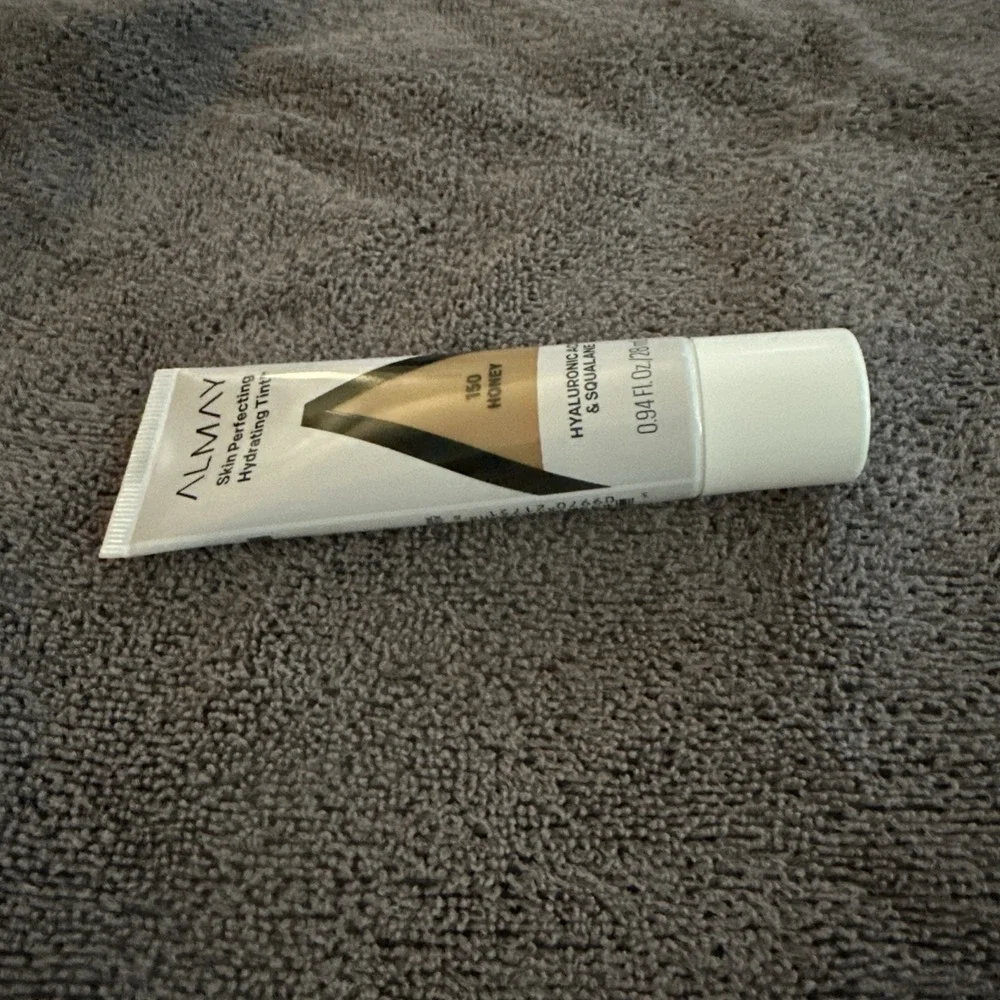 Almay Hydrating Lightweight Coverage Liquid Foundation Tint Honey 150